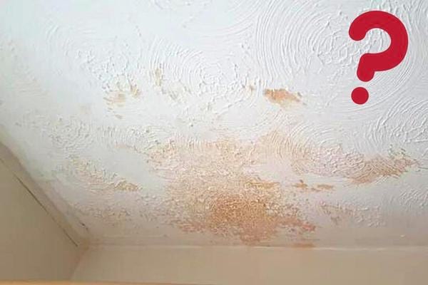 Une tache marron sur le plafond à nettoyer pour qu'il soit comme neuf