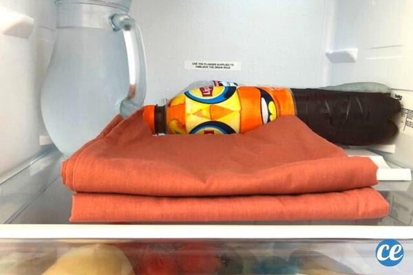 Des taies d'oreillers dans un réfrigérateur