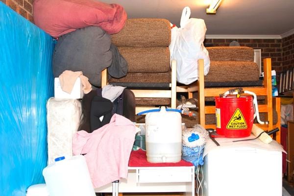 Une pièce sombre et encombrée qui attire les cafards