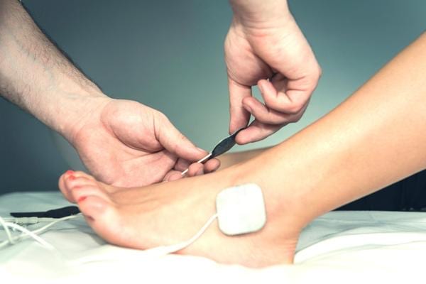 Une thérapie TENs pour soulager les douleurs au talon