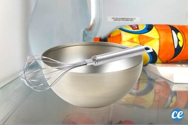 Des ustensiles de cuisine en métal dans un réfrigérateur