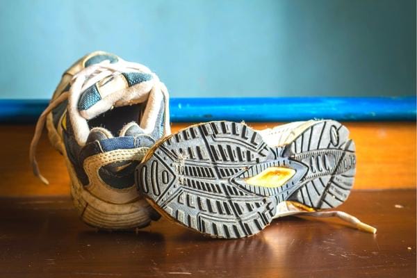 Une vieille paire de chaussure de sport qui peut causer des douleurs au talon