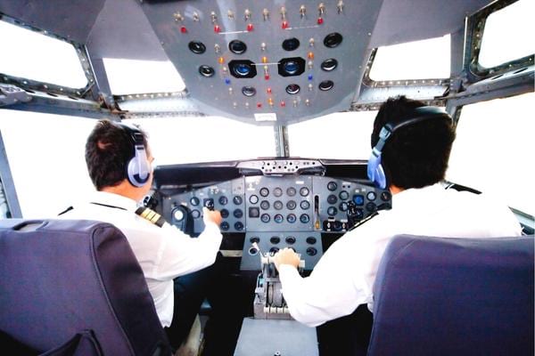 2 pilotes dans un cockpit d'avion