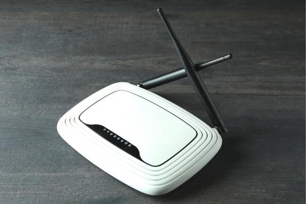 Wi-Fi router antennas that cross to get more signal