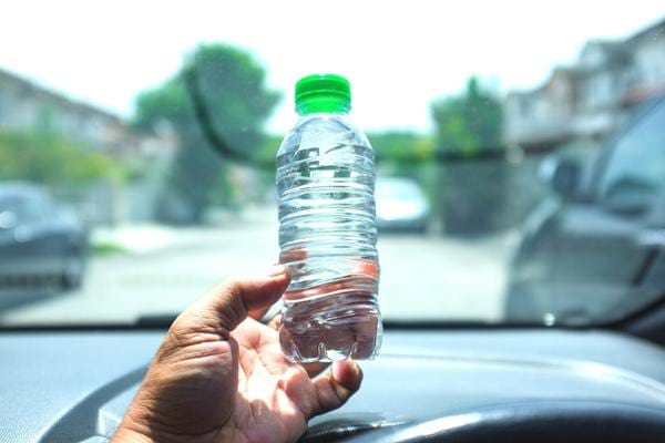 Une bouteille d'eau dans une voiture qui est devenue chaude 