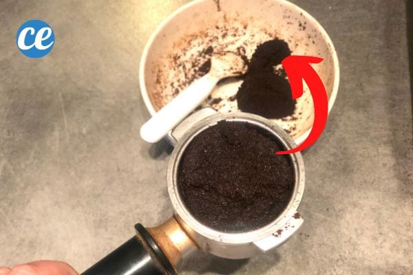 Du marc de café vidé dans un bol pour le conserver