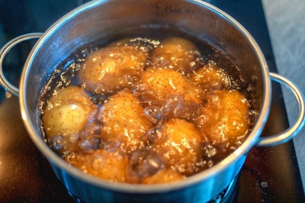 pommes de terre qui cuisent dans l'eau pour désherber