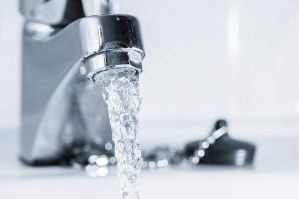 Un robinet qui coule et qui gaspille de l'eau