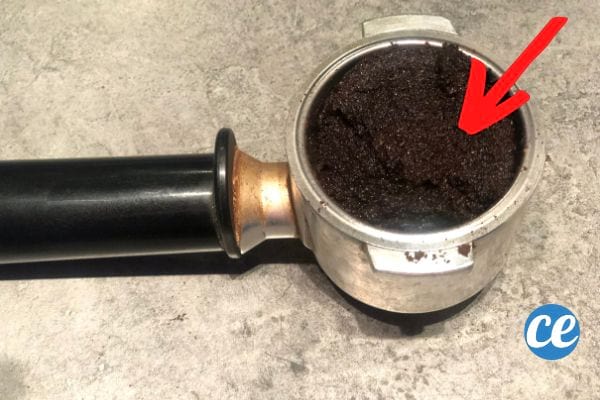 du marc de café dans le percolateur d'une machine à expresso