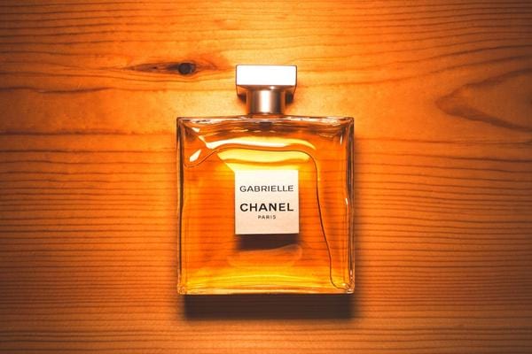 Un flacon de parfum Chanel qu'il ne faut pas laisser à l'intérieur d'une voiture sous la chaleur