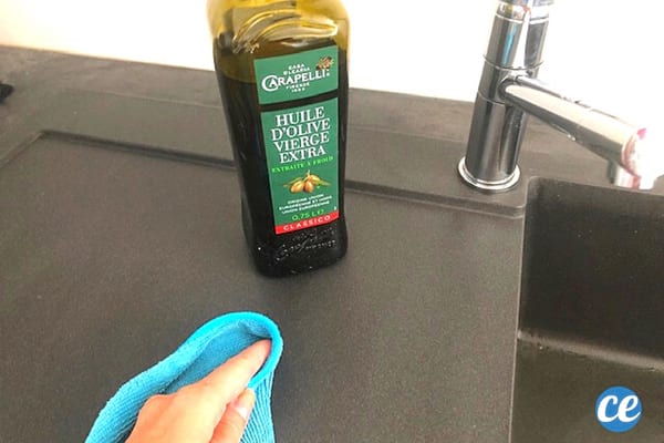 bouteille d'huile d'olive pour entretenir un évier noir
