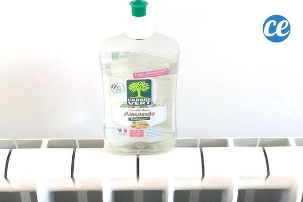 du liquide vaisselle pour nettoyer les traces noires du radiateur sur le mur blanc