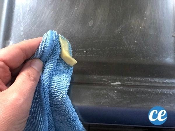 Mayonnaise sur un chiffon micro-fibres pour nettoyer les tâches d'inox 