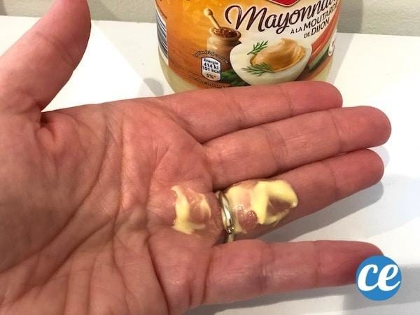 Mayonnaise sur un doigt pour faire glisser une bague 