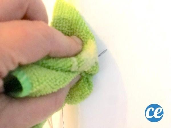 Mayonnaise sur un mur qui a des tâches de crayon 