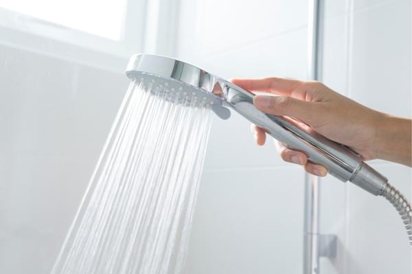 Un pommeau de douche à débit limité