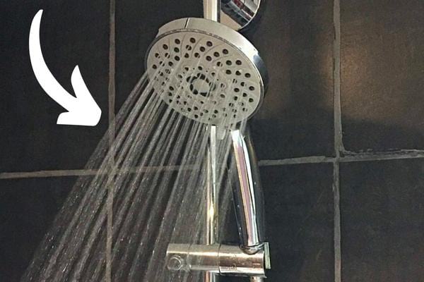Un pommeau de douche économique avec un jet d'eau fort