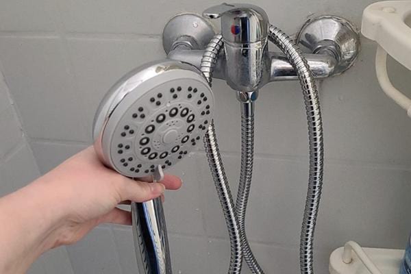 Un pommeau de douche économiseur d'eau dans une baignoire