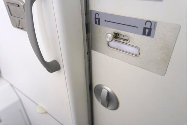 Une porte de toilette fermé dans un avion