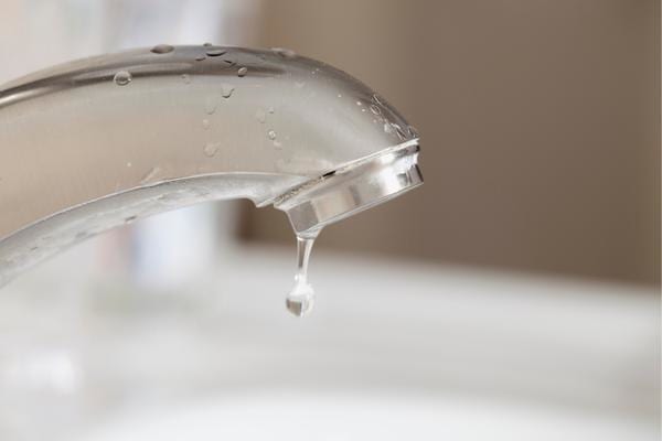 Un robinet qui fuit et qui fait gaspiller de l'eau