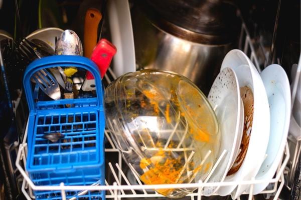 De la vaisselle sale lavée dans un lave-vaisselle pour moins gaspiller d'eau
