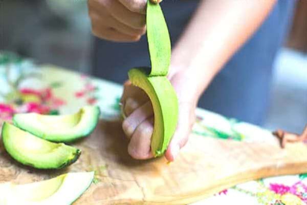Un masque capillaire à l'avocat permet d'épaissir ses cheveux et leur donner plus de volume.