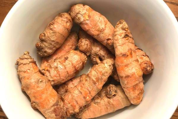 Du curcuma à mélanger avec du lait pour se débarrasser des poils au menton