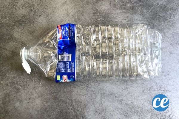 Une bouteille plastique vide aplatie dans la longueur