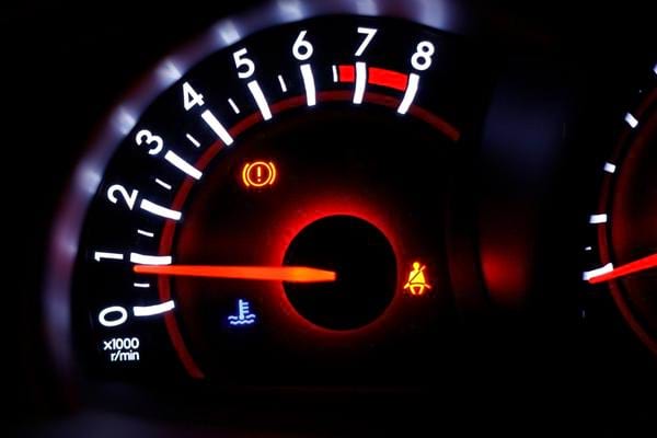 Un compte tour minute de voiture qui est en sous régime et consomme trop