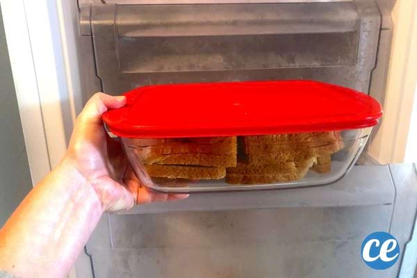 des tranches de pain de mie dans une boite hermétique en verre pour être congelées