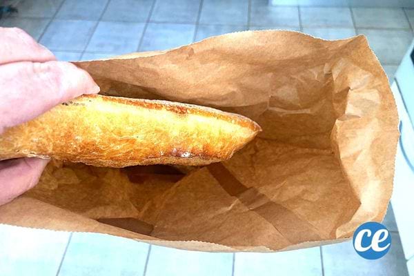 Une baguette de pain est mise dans un sac en papier pour être congelée