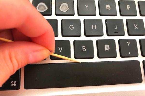 Un cure-dent sur un clavier de MacBook 