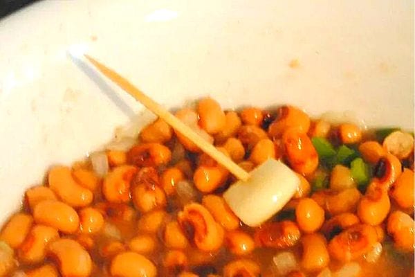 Un cure-dent dans une gousse d'ail