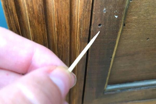 Un cure-dent devant un meuble en bois