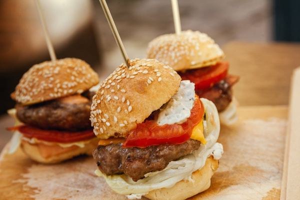 Plusieurs cure-dents dans des minis burgers