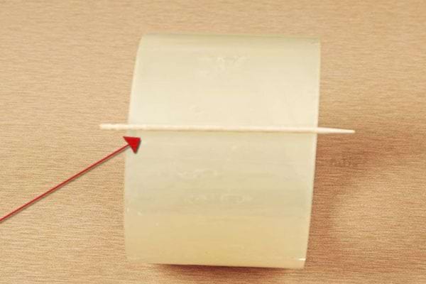 Un cure-dent dans un scotch