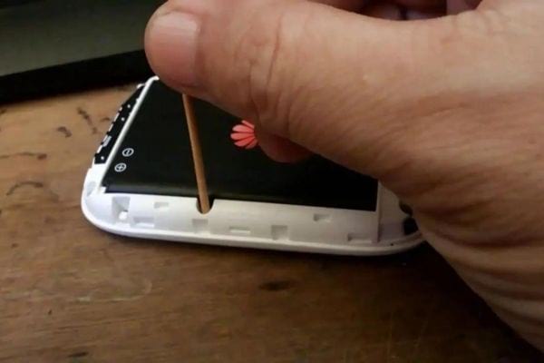 Un cure-dent dans un téléphone pour le réinitialiser