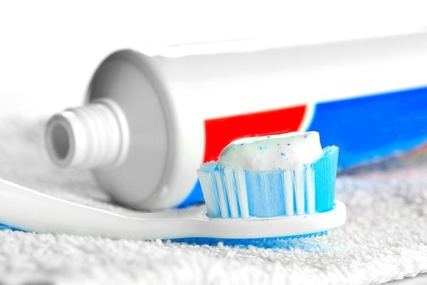 Du dentifrice pour blanchir les dents qui abime l'email