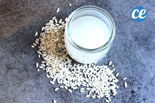 un pot d'eau de cuisson de riz avec des grains de riz