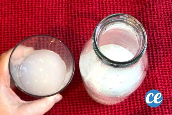 Un verre et une bouteille d'eau de cuisson de riz sur un torchon rouge
