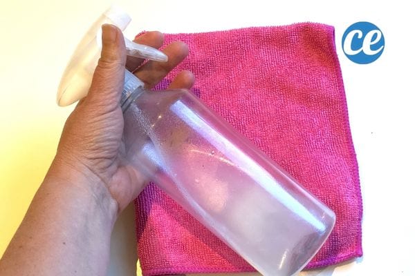 un spray avec de l'eau de cuisson de riz sur un chiffon microfibre rose