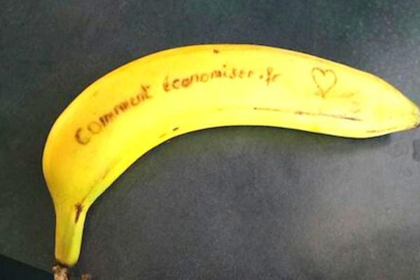 Message sur la peau d'une banane avec un cure-dent