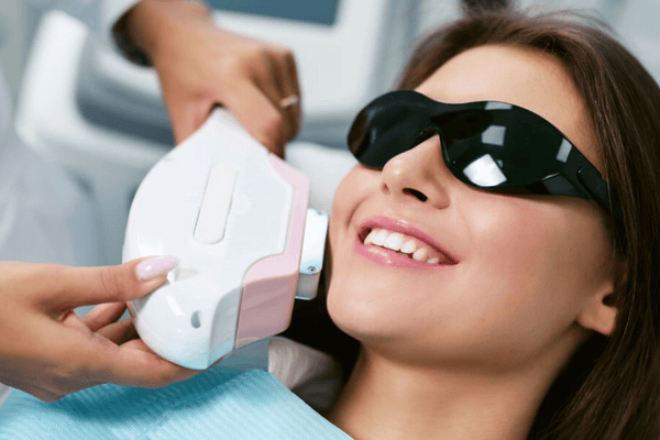 Une femme qui se débarrasse des poils au menton avec la lumière pulsée