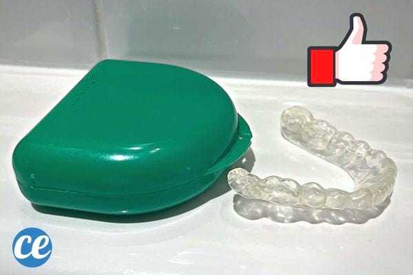 Une gouttière dentaire avec sa boîte verte 