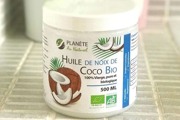 Utilisez l'huile de coco pour naturellement épaissir vos cheveux.