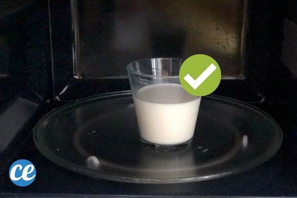Un verre de lait au micro-ondes pour savoir s'il est bon ou s'il a tourné