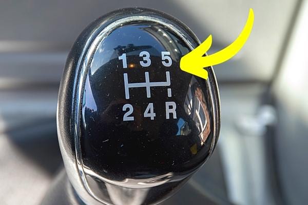 Un levier de vitesse sur la 5ème vitesse pour consommer moins