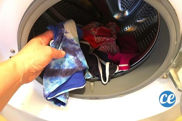 Plusieurs maillot de bain dans une machine à laver 