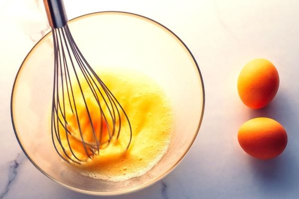 Faire un masque avec des œufs aide à épaissir ses cheveux et à les rendre plus denses et volumineux.