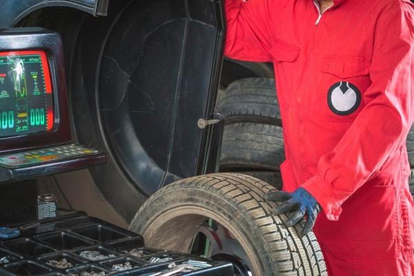 Un mécanicien qui vérifie l'équilibrage des pneus pour augmenter leur durée de vie